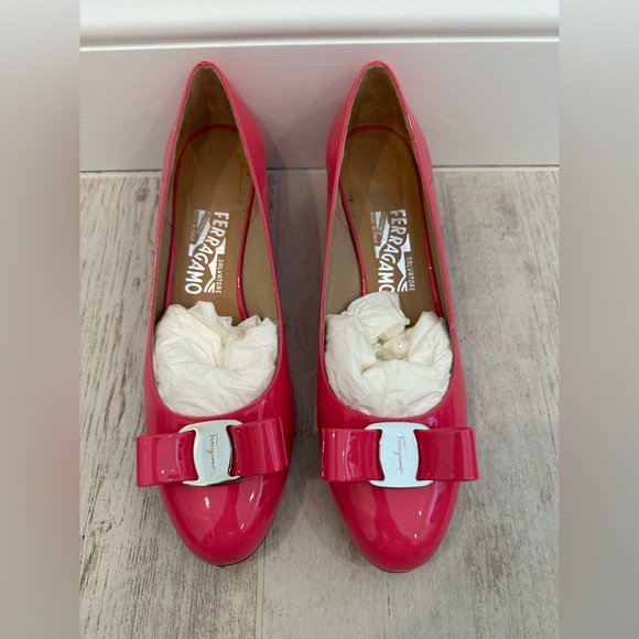 Salvatore Ferragamo | Vara Bow Pump | Patent Leather | Hot Pink | Size 8 - Picture 14 of 15